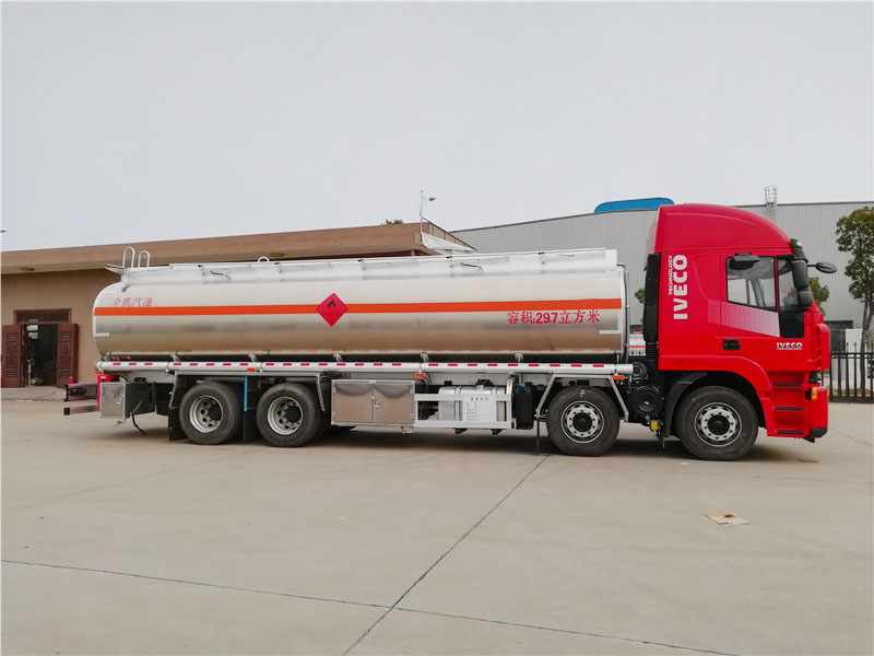 上汽紅巖29.7方前四后八鋁合金運油車，20噸運油車